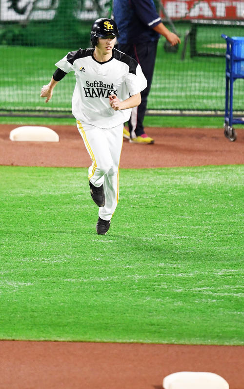 走塁練習をするソフトバンク周東佑京（撮影・今浪浩三）