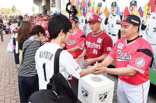19日の試合前、台風15号で被災された方々への募金活動に参加する、右からロッテ井口監督、楽天平石監督（撮影・横山健太）