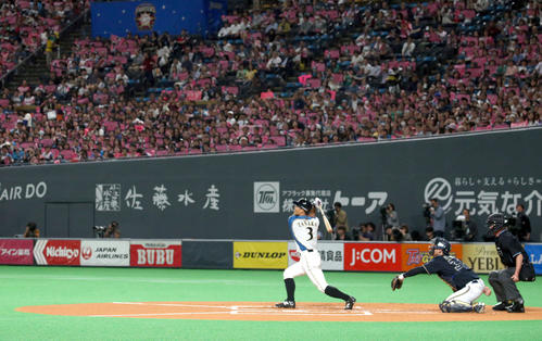 1回裏日本ハム1死、田中賢は二飛に終わる（撮影・佐藤翔太）