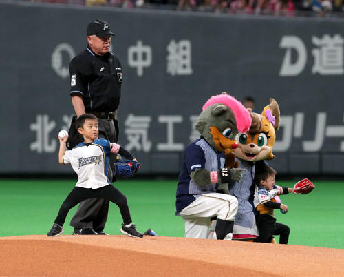 日本ハム対オリックス　始球式を務める日本ハム田中賢選手の長男達之介君（左）（撮影・佐藤翔太）