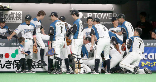 日本ハム対オリックス　試合前、子どもといっしょに円陣を組む田中賢（左端）（撮影・黒川智章）