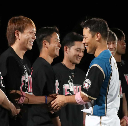 日本ハム対オリックス　引退セレモニーで宮西（左）と握手する田中賢（撮影・黒川智章）