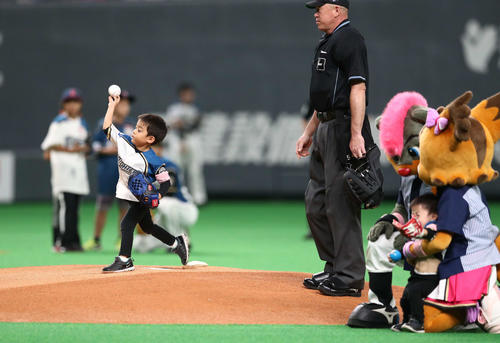 日本ハム対オリックス　始球式を務めた田中賢の長男達之介君（撮影・黒川智章）