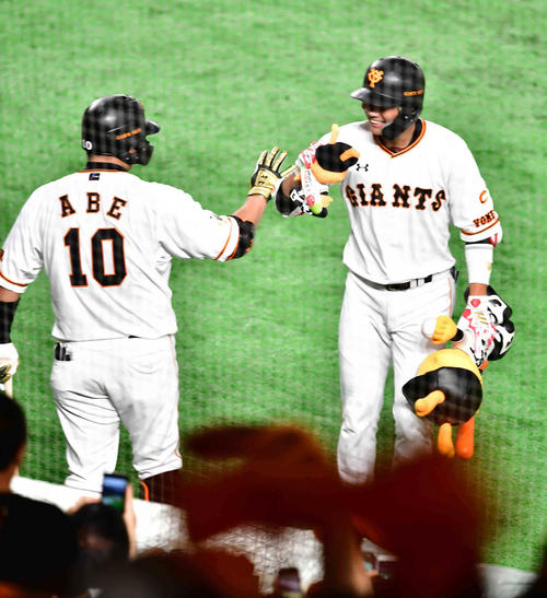 巨人対DeNA　4回裏巨人無死、阿部（左）は左越えにソロ本塁打を放った坂本勇を祝福する（撮影・小沢裕）