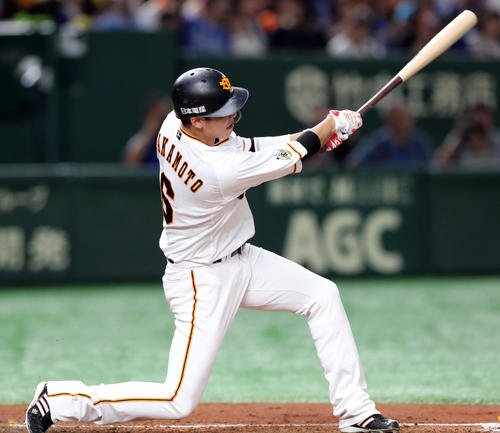 巨人対DeNA　4回裏巨人無死、ソロ本塁打を放つ坂本勇（撮影・垰建太）