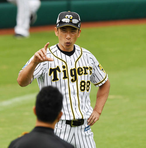 外野でスタッフと話す矢野監督（撮影・奥田泰也）