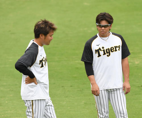 練習の合間に言葉を交わす西（左）と梅野（撮影・奥田泰也）