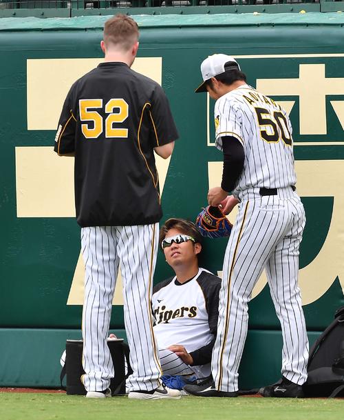 外野でジョンソン（左）、青柳（右）と話す西（撮影・上田博志）