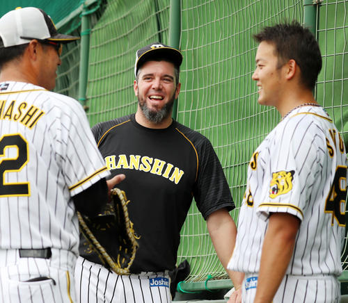 ブルペン前で斎藤（右）と話すメッセンジャー。左は高橋コーチ（撮影・加藤哉）