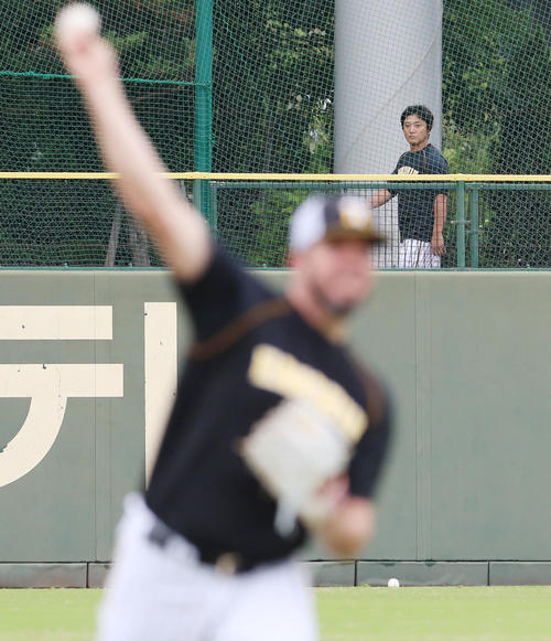 右翼でダッシュを行う高橋聡（撮影・加藤哉）