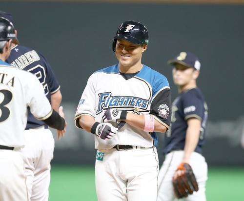 日本ハム対オリックス　6回裏日本ハム1死一、二塁、右前打を放ち笑顔の田中賢（撮影・黒川智章）