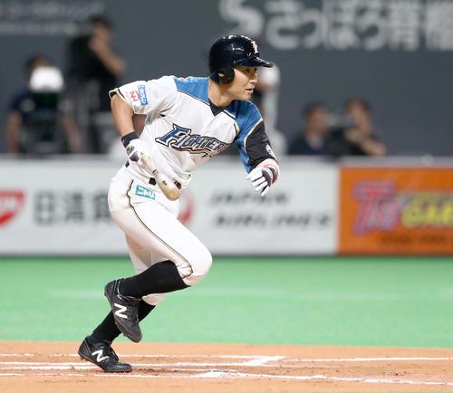日本ハム対オリックス　6回裏日本ハム1死一、二塁、右前打を放つ田中賢（撮影・黒川智章）