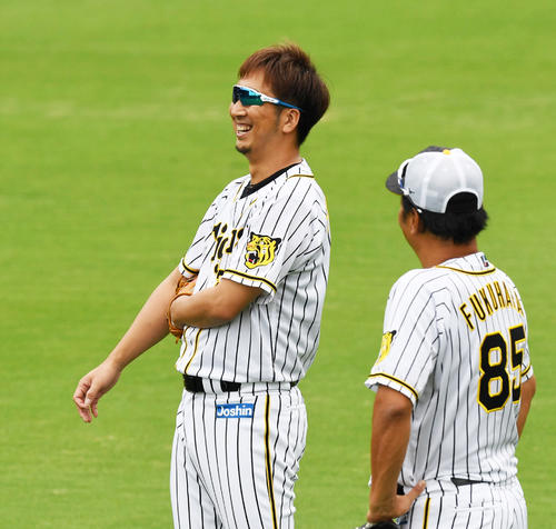 福原忍コーチ（右）と笑顔で話す藤川球児（撮影・奥田泰也）