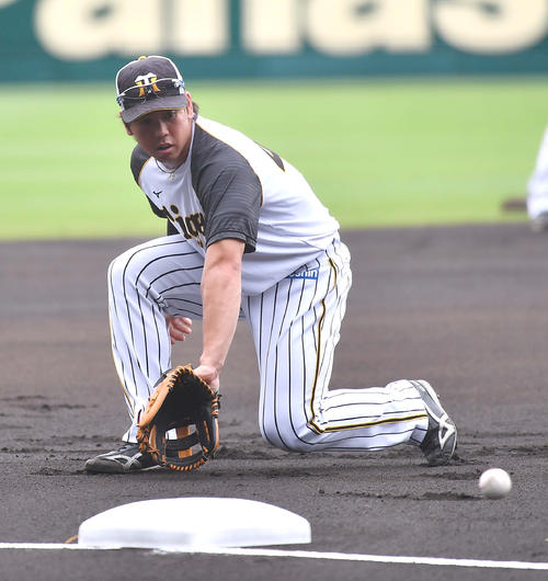 2019年9月27日　ノックを受ける梅野隆太郎（撮影・上田博志）