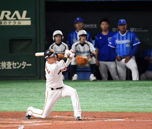 巨人対DeNA　4回裏巨人無死、左越えに40号ソロ本塁打を放つ坂本勇（撮影・たえ見朱実）