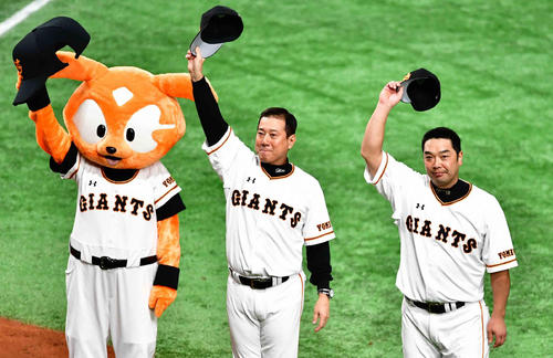 巨人対DeNA　原監督（左）と並んでファンに勝利を報告する巨人阿部（撮影・小沢裕）