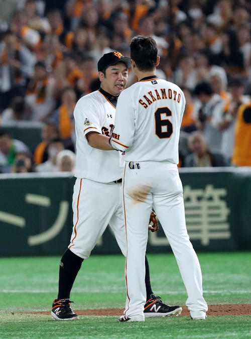 巨人対DeNA　8回表、交代を告げられ坂本（右）と握手する巨人阿部（撮影・鈴木正人）