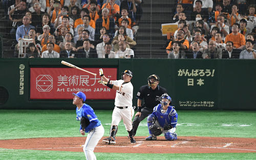 巨人対DeNA　4回裏巨人1死、阿部は右越えソロ本塁打を放つ。投手中川虎（撮影・山崎安昭）