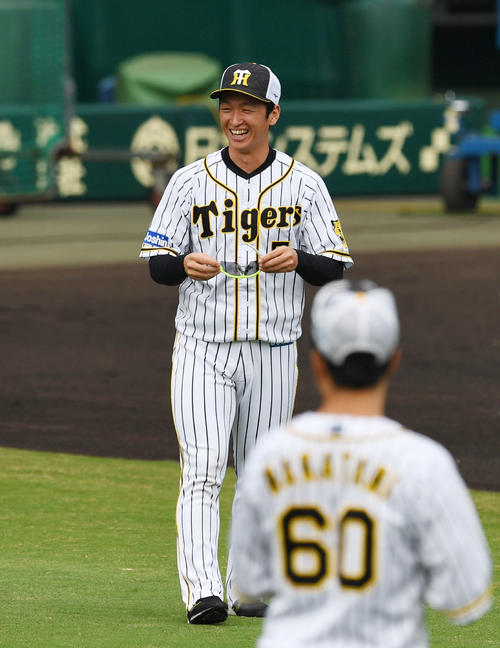 笑顔を見せる近本光司（撮影・奥田泰也）