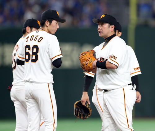 巨人対DeNA　5回表DeNA1死満塁、マウンドの戸郷（左）に声をかける阿部（撮影・垰建太）