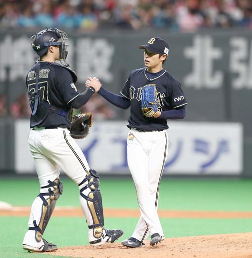 日本ハム対オリックス　完投で13勝目を挙げ、捕手若月（左）と握手する山岡（撮影・黒川智章）