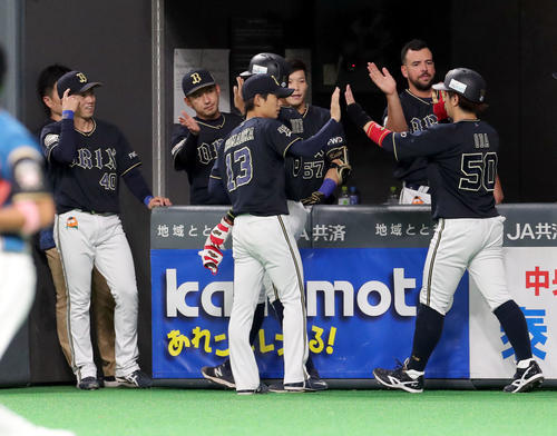 日本ハム対オリックス　5回表オリックス2死一、二塁、福田の右前適時打で生還した小田（右）を出迎える山岡（撮影・佐藤翔太）