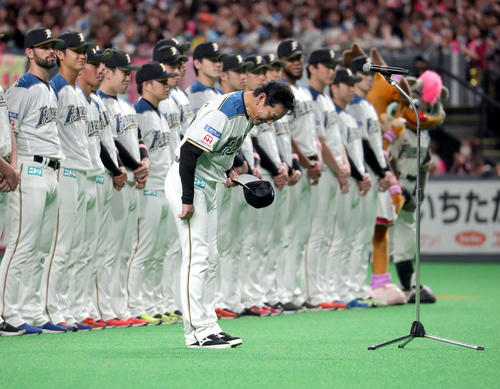 日本ハム対オリックス　シーズンを終え挨拶する日本ハム栗山監督（撮影・佐藤翔太）