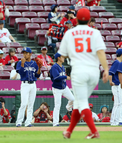 広島対中日　根尾（左）とノックを受ける小園（撮影・栗木一考）
