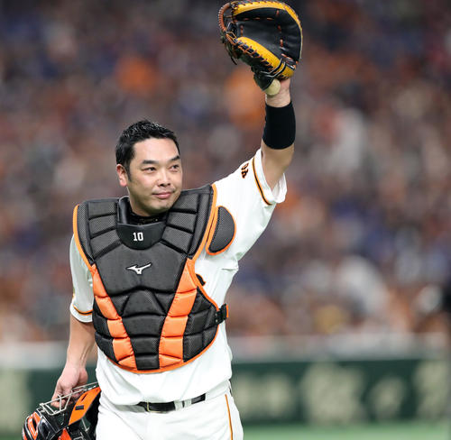 巨人対DeNA　2回表DeNA無死、マウンドで沢村と握手を交わし交代する阿部は右翼席のファンの声援に応える（撮影・垰建太）