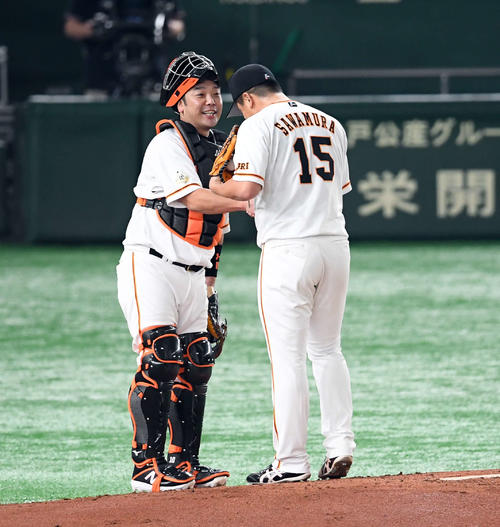 巨人対DeNA　2回表DeNA無死、サインミスをした沢村の頭をたたこうと近寄る阿部だが、笑顔で握手（撮影・たえ見朱実）