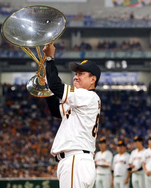 巨人対DeNA　試合後、優勝トロフィーをファンに向けて掲げる巨人原監督（撮影・垰建太）