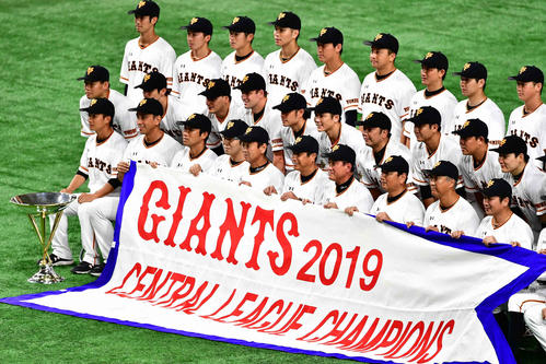 巨人対DeNA　優勝セレモニーで贈呈されたペナントと記念撮影する巨人ナイン（撮影・小沢裕）
