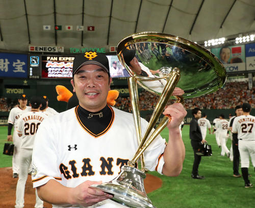 巨人対DeNA　優勝トロフィーを手に笑顔を見せる巨人阿部（撮影・鈴木正人）