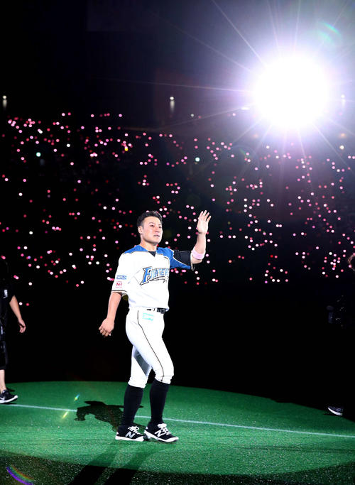 日本ハム対オリックス　引退セレモニーで涙ぐみスタンドに手を振ってグラウンドを1周する田中賢（撮影・黒川智章）