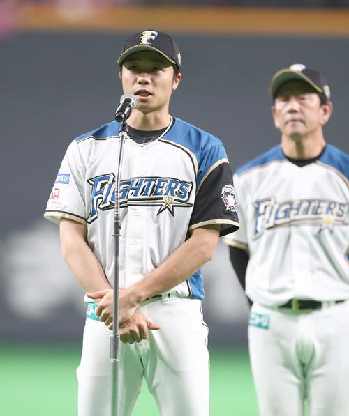 日本ハム対オリックス　今季最終戦を終えあいさつする中島（撮影・黒川智章）