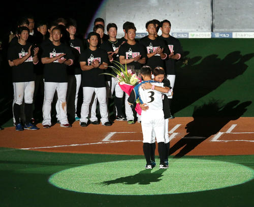 日本ハム対オリックス　引退セレモニーで花束を贈呈され日本ハム中島と抱き合う田中賢（手前）（撮影・佐藤翔太）