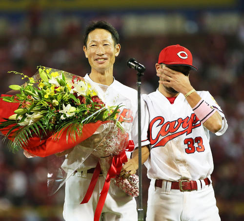 広島菊池涼（右）から花束を受け取る赤松（撮影・栗木一考）