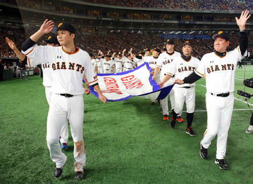 巨人対DeNA　試合後ペナントを手に場内一周する原監督（右）ら巨人の選手たち（撮影・垰建太）