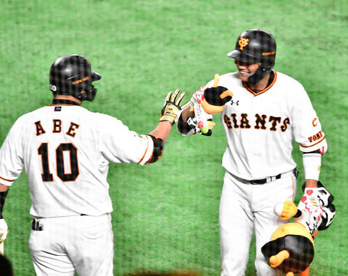 巨人対DeNA　4回裏巨人無死、阿部（左）は左越えにソロ本塁打を放った坂本勇を祝福する（撮影・小沢裕）