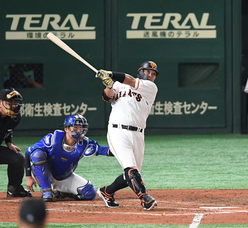 巨人対DeNA　4回裏巨人1死、右越えに7号ソロ本塁打を放つ阿部（撮影・たえ見朱実）