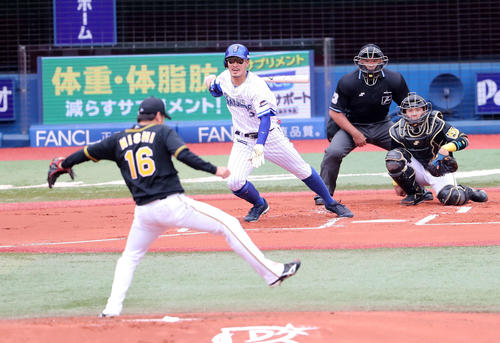 DeNA対阪神　1回裏DeNA無死、梶谷の打球を足で止める阪神西（撮影・鈴木正人）
