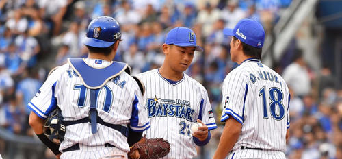 DeNA対阪神　8回途中で降板する今永昇太（右から2人目）（撮影・上田博志）