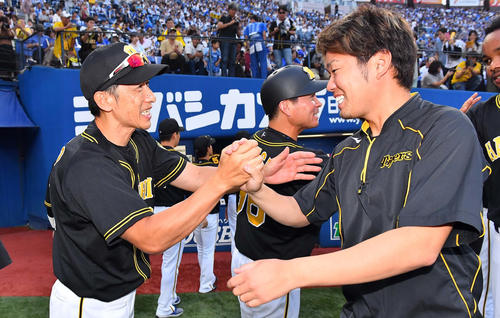 DeNA対阪神　10勝目をあげた西勇輝（右）を笑顔で出迎える矢野燿大監督（撮影・上田博志）