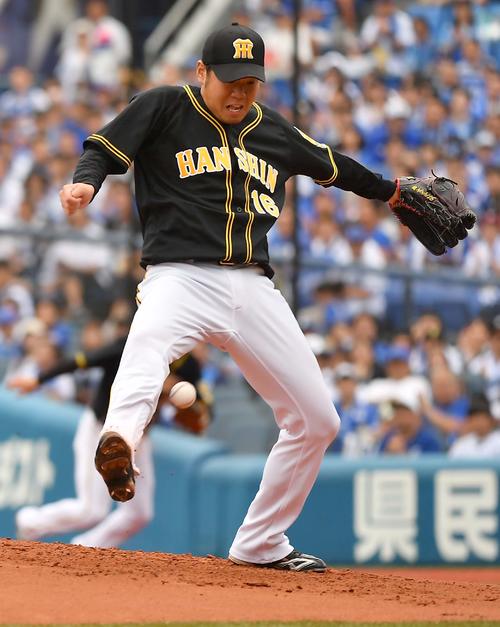 DeNA対阪神　1回裏DeNA無死、梶谷隆幸の打球を足で止め投ゴロに打ち取る西勇輝（撮影・上田博志）