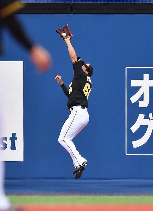 DeNA対阪神　1回裏DeNA2死一、二塁、ホセ・ロペスの右飛を好捕する中谷将大（撮影・上田博志）