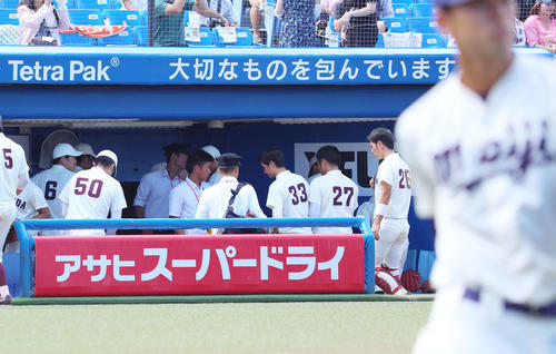 明大に敗れ、早々とベンチから引き揚げる早大ナイン（撮影・河田真司）