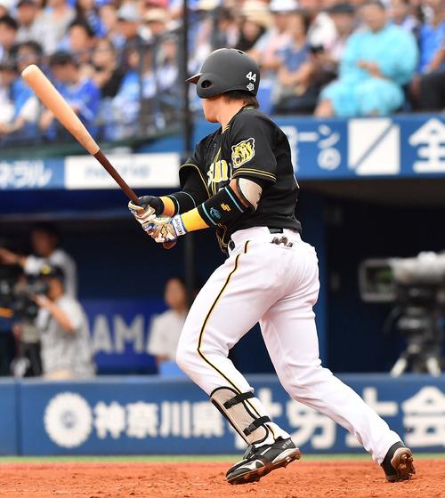 DeNA対阪神　4回表阪神2死二塁、右前に適時打を放つ梅野隆太郎（撮影・上田博志）