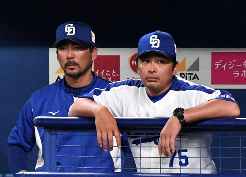 小笠原2軍監督（左）と森野コーチ