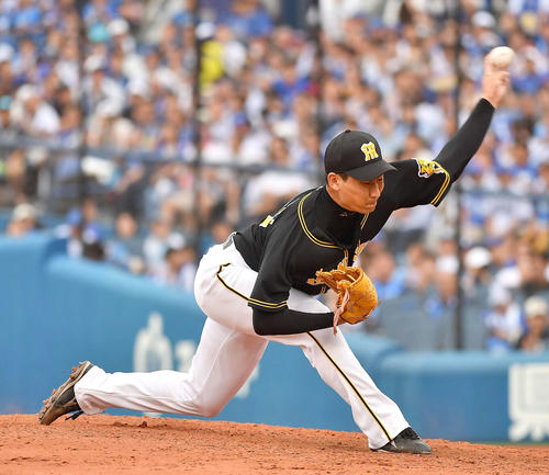 阪神2番手で登板する岩崎優（撮影・上田博志）