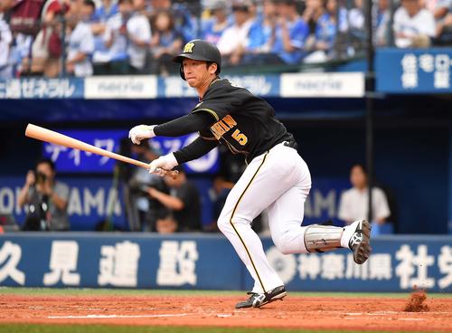 DeNA対阪神　8回表阪神1死、左前安打を放つ近本光司（撮影・上田博志）